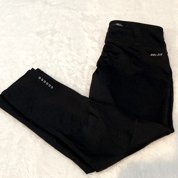 Cropped dri-fit Nike leggings (black) with reflectors and back pocket - Picture 2 of 9